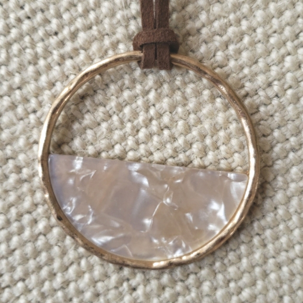 Boho Shell Pendant Long Necklace Brown Suede Minimalist NWOT - Picture 4 of 7